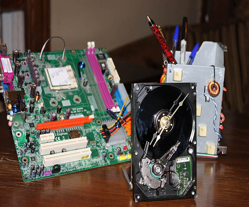 Repurpose an Old ComputerHard Drive Clock, Wall Art, & Pencil Cup 1