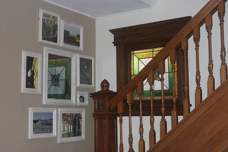 Easy DIY Gallery Wall Cheap Mismatched Yard Sale Frames Transformed 1